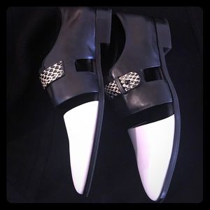 Elite Tahari black and white flats